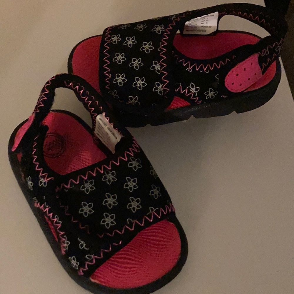 Water flip flops girls barely worn like new